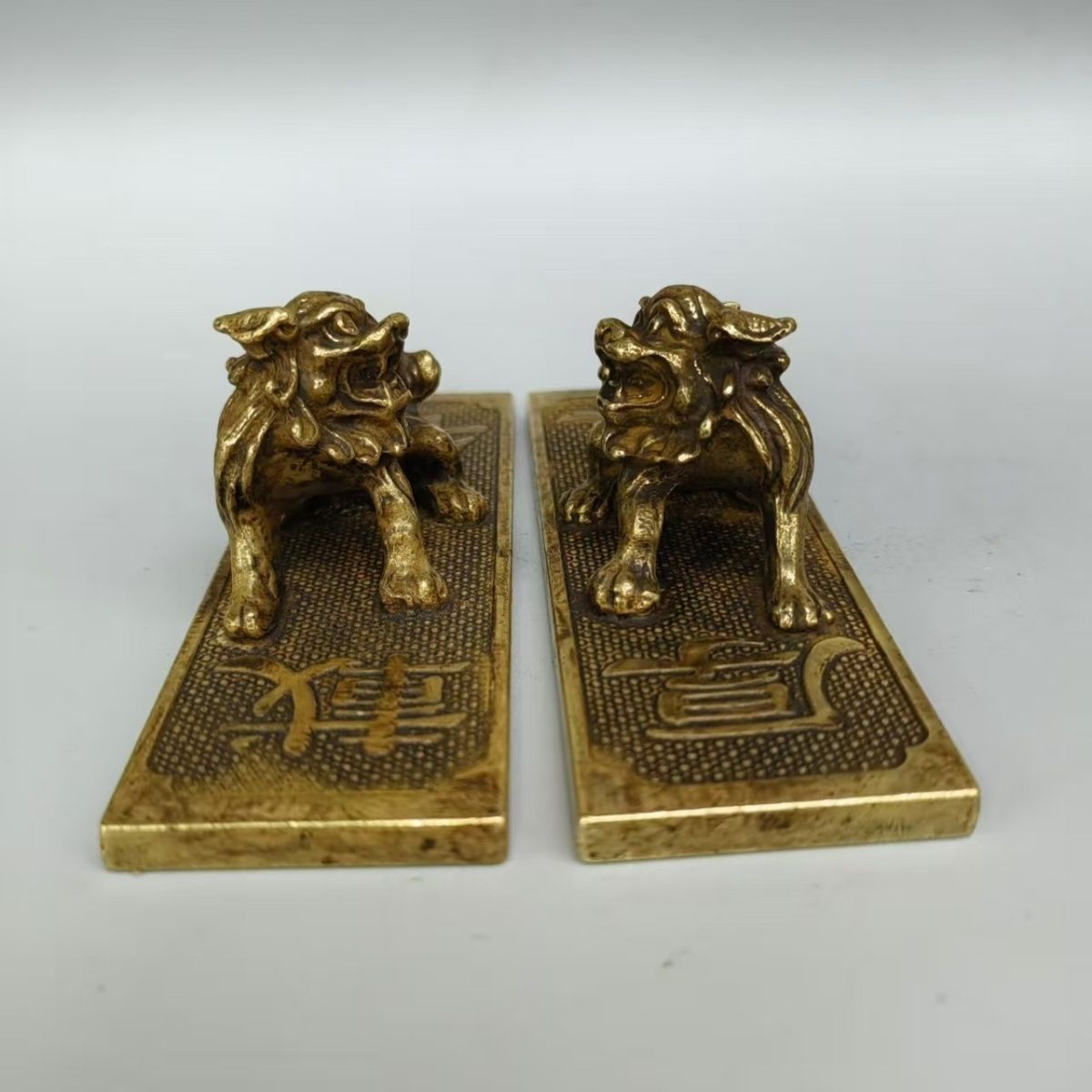 Lion Stationery & Office Supply(Kunshan)Co.Ltd - 真鍮製ペアペーパーウェイト、ライオン彫刻、中国書道の文字が刻印された、卓上文具、装飾品。
