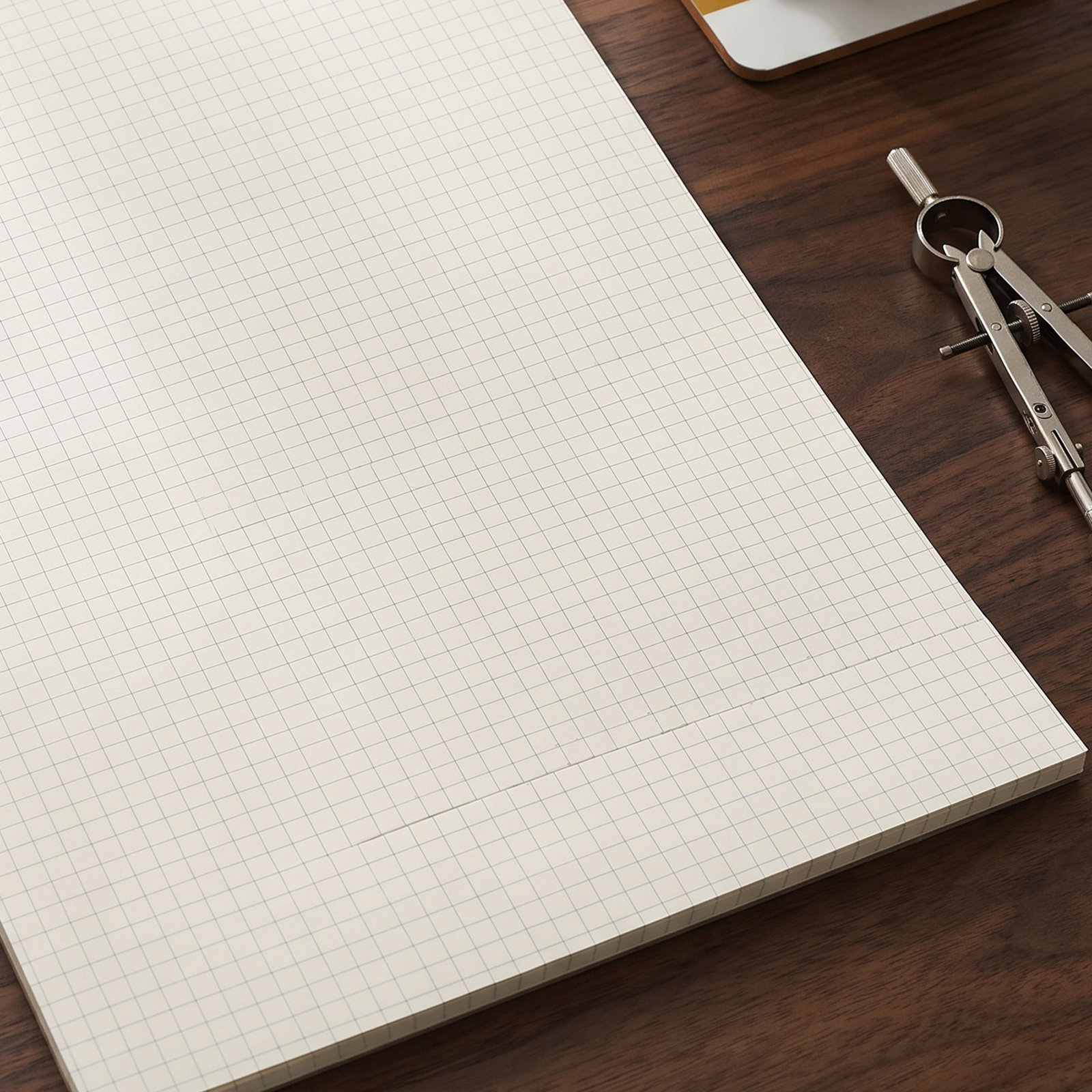 80枚入りA4サイズのグラフ用紙パッド。四角罫線入りで、技術 - Graph Paper Pad のレビューと価格