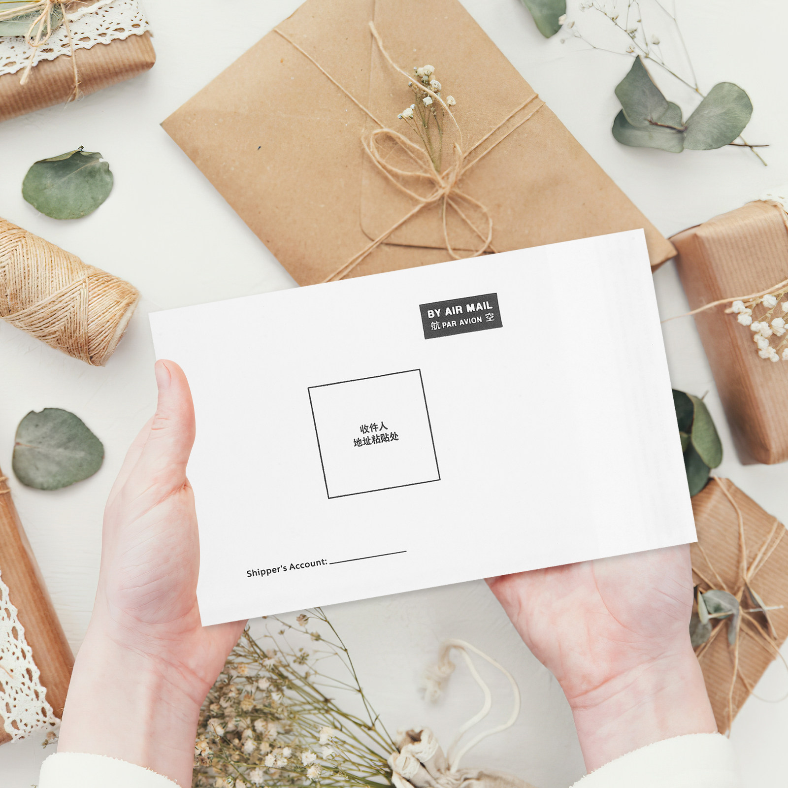 白いクラフト紙製の気泡緩衝材入り封筒。サイズは150x180 - Letter Envelope Kraft のレビューと価格
